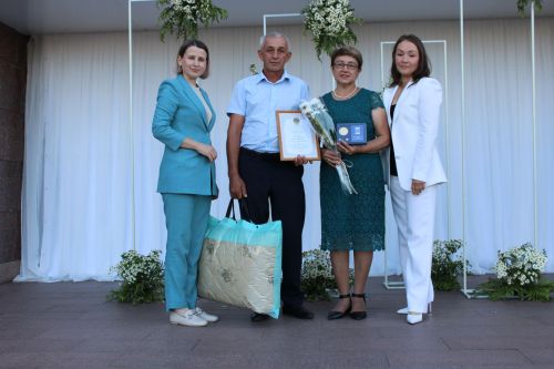 В Заинске семья Барсуковых награждена медалью «За любовь и верность»