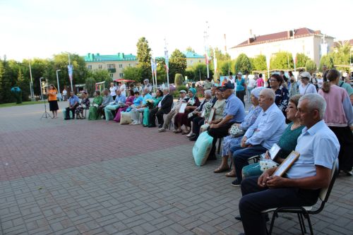 В Заинске семья Барсуковых награждена медалью «За любовь и верность»