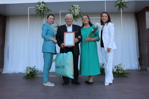 В Заинске семья Барсуковых награждена медалью «За любовь и верность»