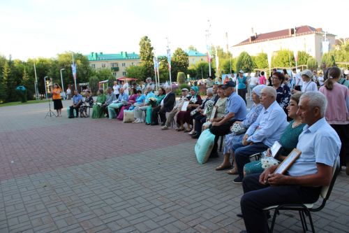 В Заинске семья Барсуковых награждена медалью «За любовь и верность»