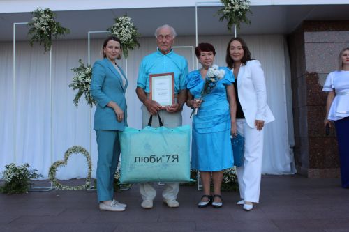 В Заинске семья Барсуковых награждена медалью «За любовь и верность»