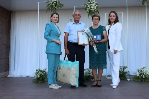 В Заинске семья Барсуковых награждена медалью «За любовь и верность»