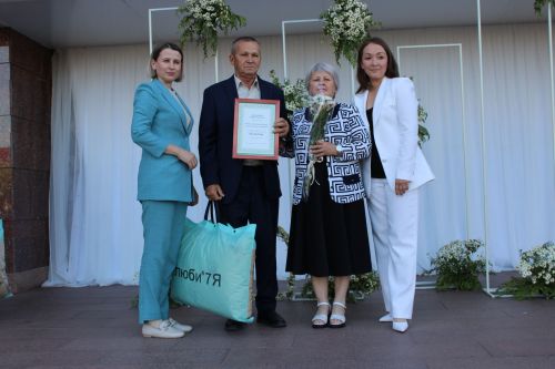 В Заинске семья Барсуковых награждена медалью «За любовь и верность»