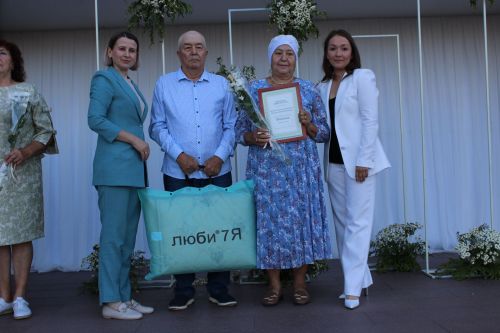 В Заинске семья Барсуковых награждена медалью «За любовь и верность»
