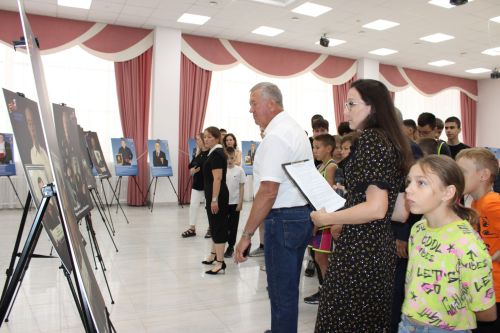 Глава Заинского района ознакомился с фотовыставкой «Отец героя»