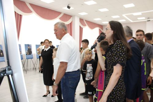 Глава Заинского района ознакомился с фотовыставкой «Отец героя»