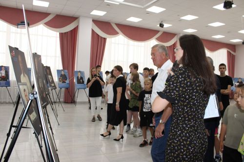 Глава Заинского района ознакомился с фотовыставкой «Отец героя»