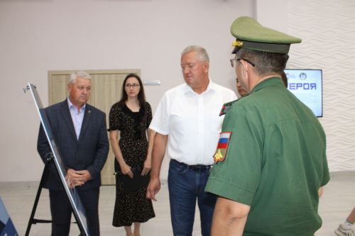 Глава Заинского района ознакомился с фотовыставкой «Отец героя»
