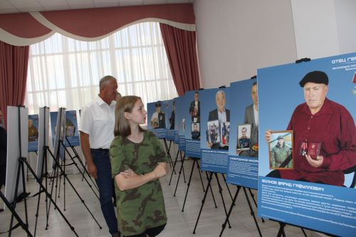 Глава Заинского района ознакомился с фотовыставкой «Отец героя»