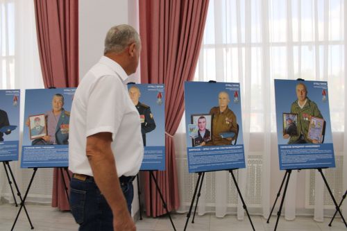 Глава Заинского района ознакомился с фотовыставкой «Отец героя»