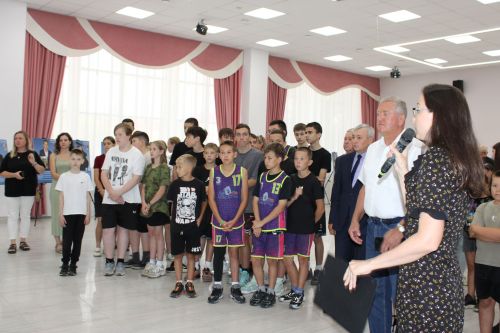 Глава Заинского района ознакомился с фотовыставкой «Отец героя»