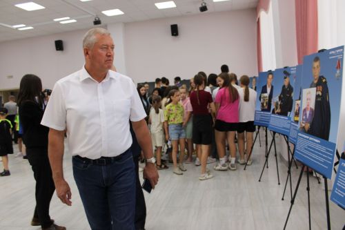 Глава Заинского района ознакомился с фотовыставкой «Отец героя»
