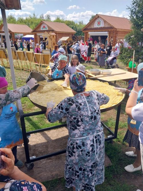 «Луковая долина» в Черемшане: пирог-гигант, обряды и луковые бои