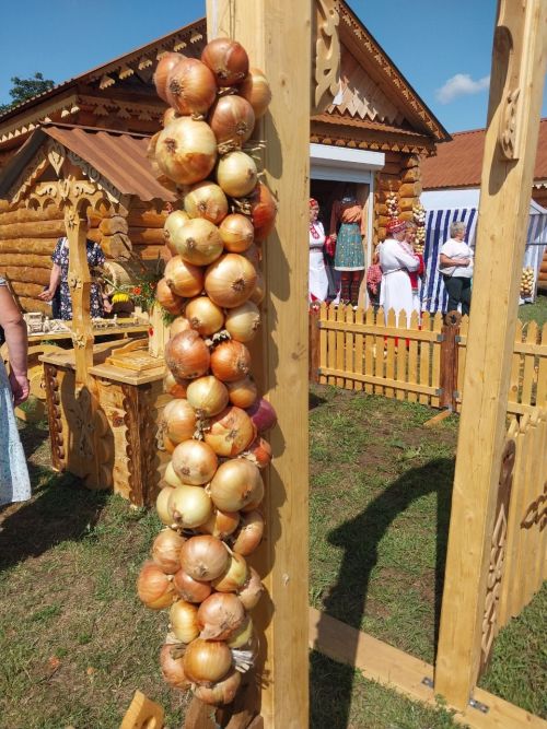 «Луковая долина» в Черемшане: пирог-гигант, обряды и луковые бои