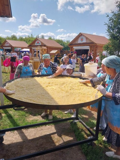 «Луковая долина» в Черемшане: пирог-гигант, обряды и луковые бои