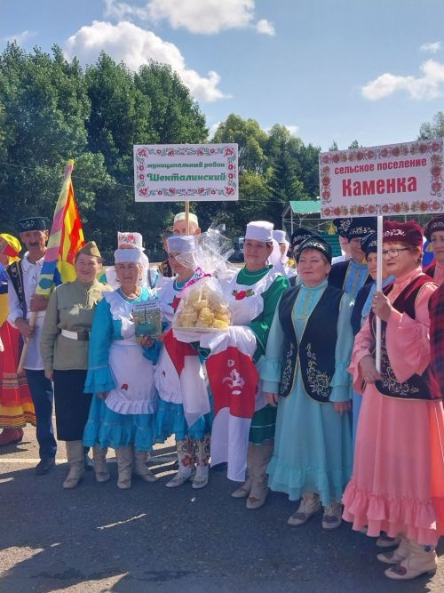 «Луковая долина» в Черемшане: пирог-гигант, обряды и луковые бои