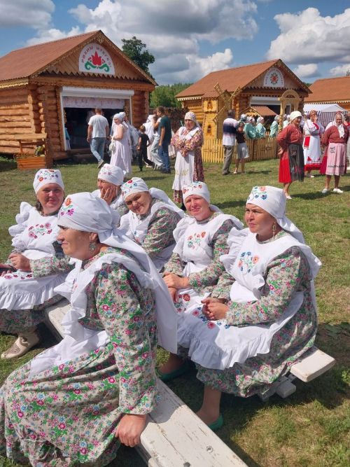 «Луковая долина» в Черемшане: пирог-гигант, обряды и луковые бои