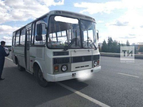 Юл инспекторлары автобус йөртүчеләрне тикшерә