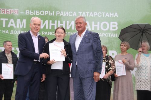 В Заинске активные участники программы «Наш двор» получили благодарственные письма