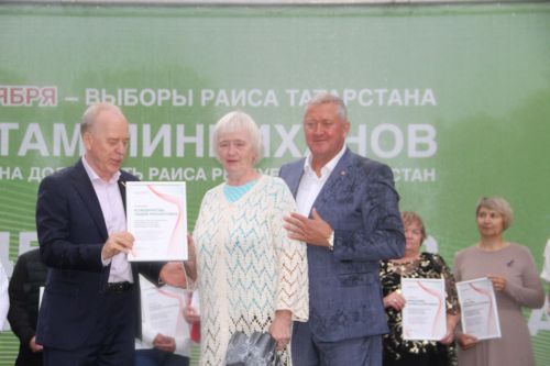 В Заинске активные участники программы «Наш двор» получили благодарственные письма
