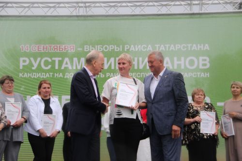 В Заинске активные участники программы «Наш двор» получили благодарственные письма