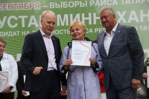 В Заинске активные участники программы «Наш двор» получили благодарственные письма