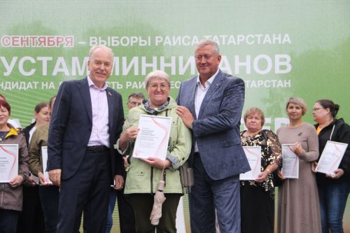 В Заинске активные участники программы «Наш двор» получили благодарственные письма