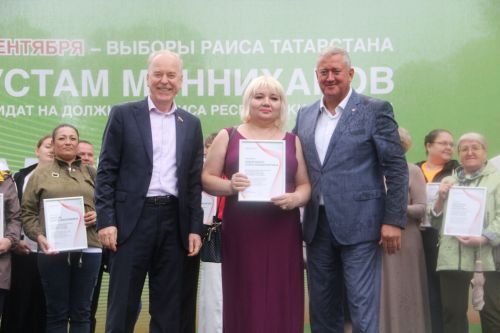 В Заинске активные участники программы «Наш двор» получили благодарственные письма