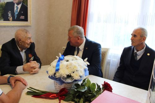 Легендарному фронтовику Заинска Леониду Мачтакову исполнилось 102 года