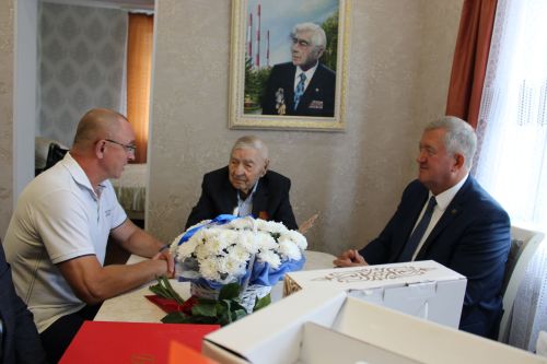 Легендарному фронтовику Заинска Леониду Мачтакову исполнилось 102 года