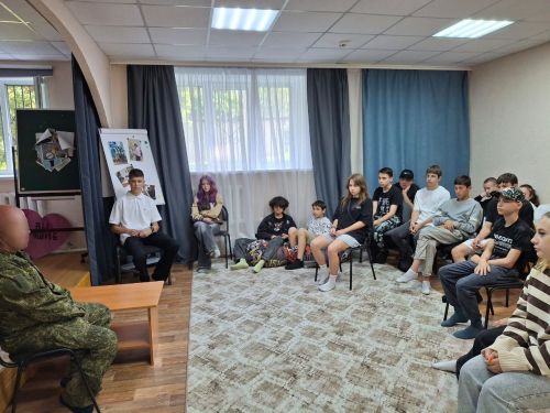 Батырлык ордены белән бүләкләнгән Зәй хәрбие яшүсмерләр белән очрашты