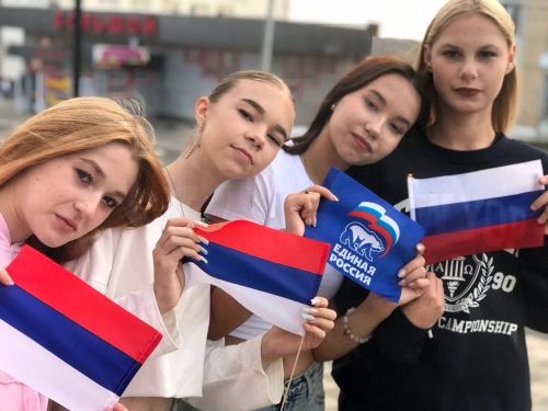 Заинская молодежь поздравила земляков с Днем государственного флага