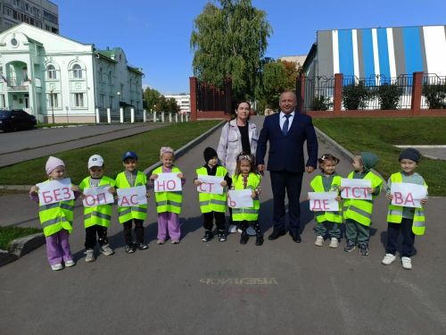 Маленькие помощники — за большие правила: Воспитанники детского сада «Радуга» напомнили водителям о безопасности
