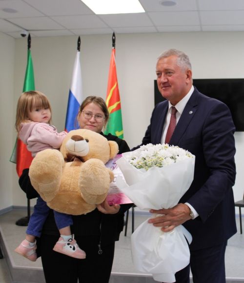 Зәйдә хәрби гаиләсендә яңа туган балага 100 мең сумлык сертификат тапшырылды