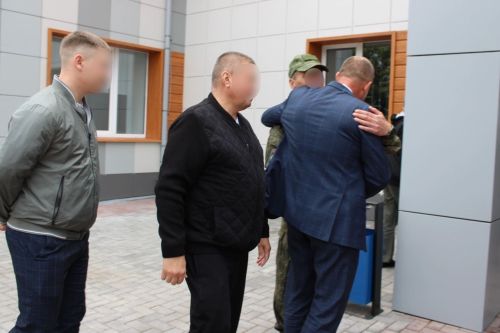 Сто тысяч рублей и самые теплые пожелания: в Заинске семье военнослужащего вручили сертификат на новорожденную дочь