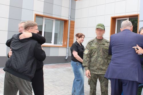 Сто тысяч рублей и самые теплые пожелания: в Заинске семье военнослужащего вручили сертификат на новорожденную дочь