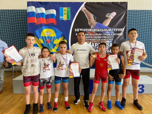 Юные борцы Заинска отдали дань памяти герою и покорили ковёр