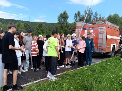 Пожарные провели урок безопасности для детей в лагере «Факел»