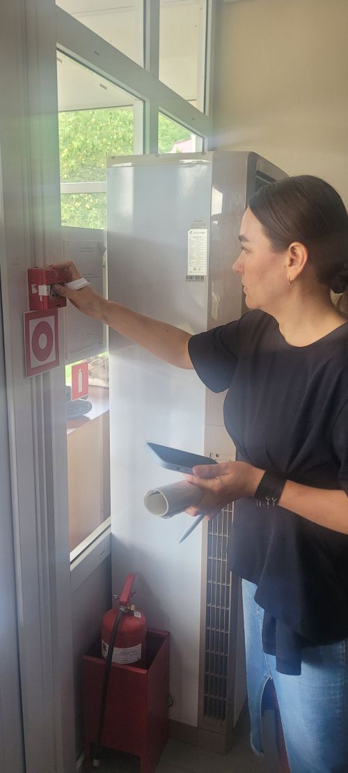 Пожарные провели урок безопасности для детей в лагере «Факел»