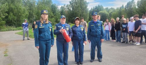Пожарные провели урок безопасности для детей в лагере «Факел»
