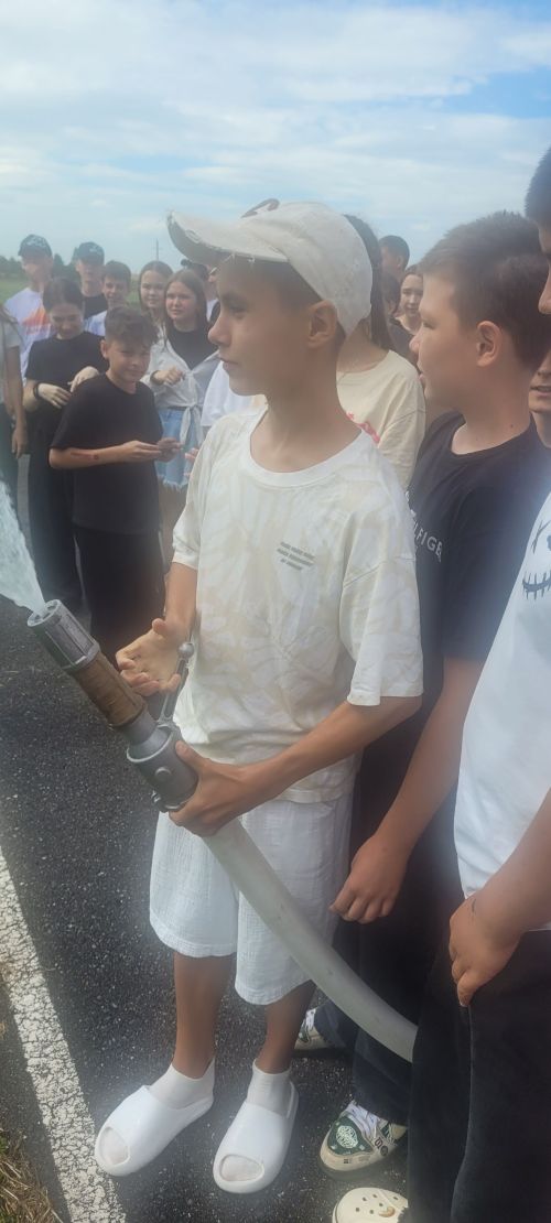 Пожарные провели урок безопасности для детей в лагере «Факел»