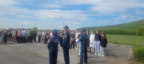 Пожарные провели урок безопасности для детей в лагере «Факел»