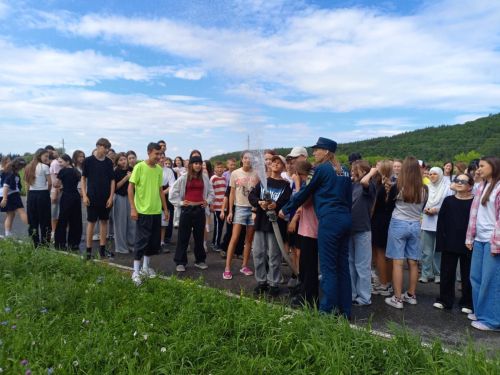 Пожарные провели урок безопасности для детей в лагере «Факел»