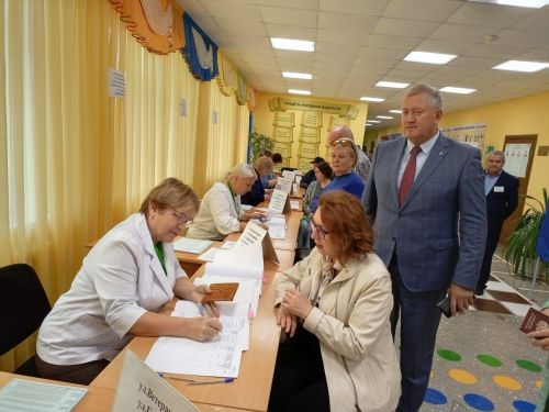В Единый день голосования глава Заинского района проголосовал вместе с супругой