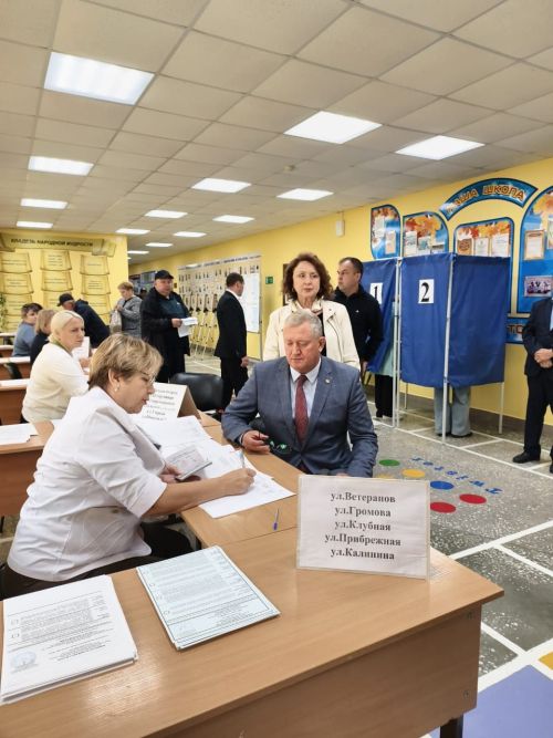 В Единый день голосования глава Заинского района проголосовал вместе с супругой