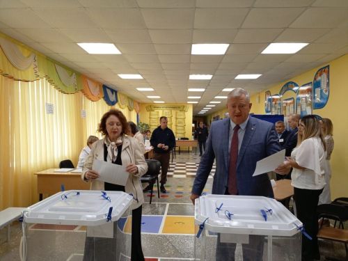 Зәй районы башлыгы тормыш иптәше белән бергәләп тавыш бирде