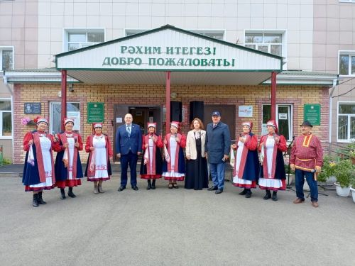 Зәй районы башлыгы тормыш иптәше белән бергәләп тавыш бирде