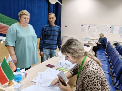 Голос семьи, голос солдата: на избирательном участке в Старом Токмаке царит особая атмосфера