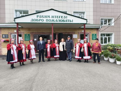 В Единый день голосования глава Заинского района проголосовал вместе с супругой