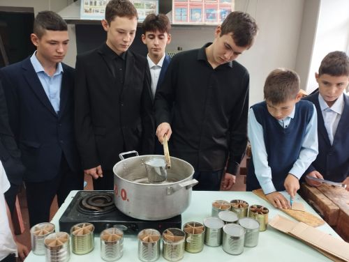 Кадер укучылары яңа уку елыннан янә окоп шәмнәре ясауга кереште